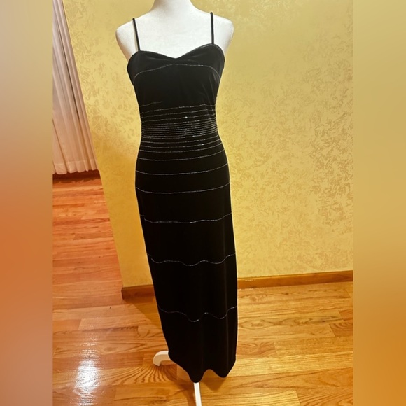 Elegant Black Evening Dress - Picture 8 of 9